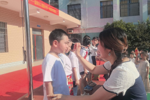 镜头里的开学季【资阳区站】益阳市人民路小学：开笔启智立初心 一撇一捺学做人