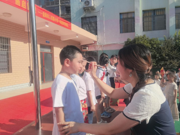 镜头里的开学季【资阳区站】益阳市人民路小学：开笔启智立初心 一撇一捺学做人