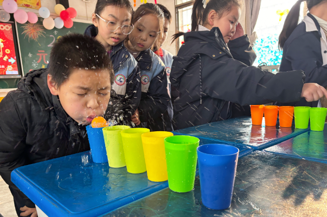 【衡东县站】新塘镇中心学校：游戏挑战和美食 快快乐乐迎新年