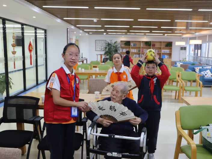 【望城区站】长郡月亮岛第三小学：重阳送温情 敬老暖人心