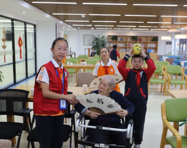 【望城区站】长郡月亮岛第三小学：重阳送温情 敬老暖人心