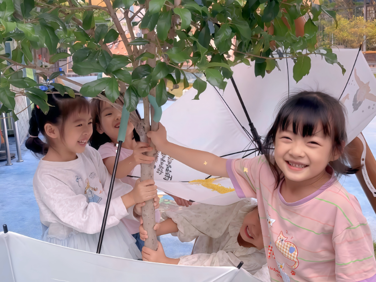 定格校园秋日浪漫｜长沙市望城区教育局顺舟旺城幼儿园：三年首开花！萌娃摇落 “桂花雨”