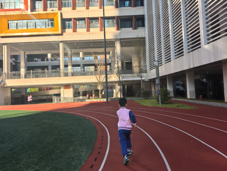 定格校园秋日浪漫｜长沙市实验第二小学：朝光为伴，跃动校园