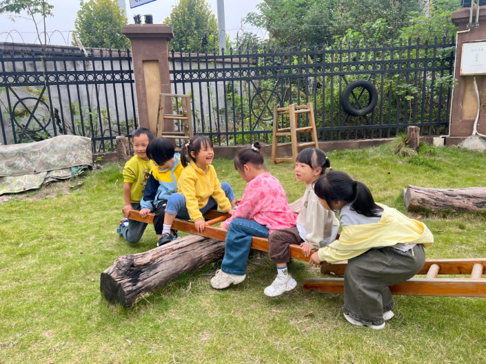 定格校园秋日浪漫｜长沙市雨花区教育局川河苑幼儿园：户外趣时光，游戏伴成长