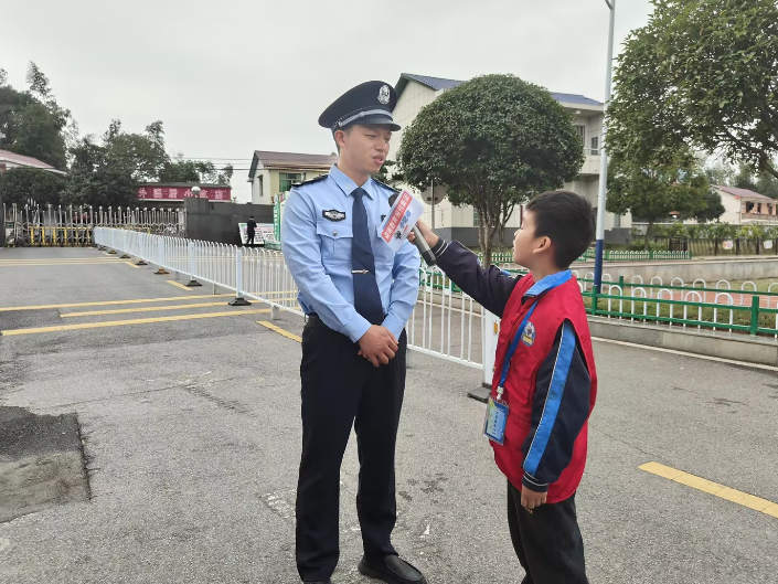 【浏阳站】学法明底线，守好行为红线，沿溪完小开展法治安全教育讲座