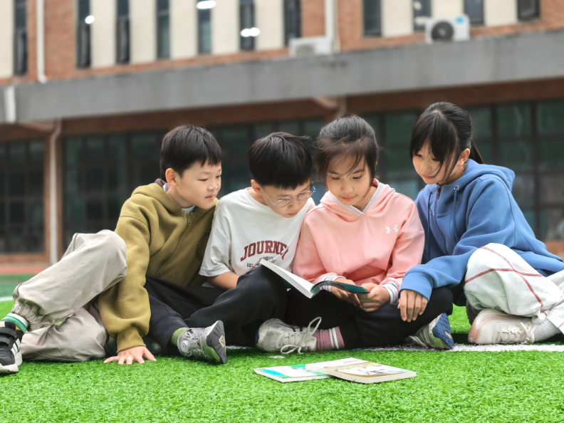 定格校园秋日浪漫｜长沙市雨花区枫树山明昇小学：秋光漫校园，书香伴少年