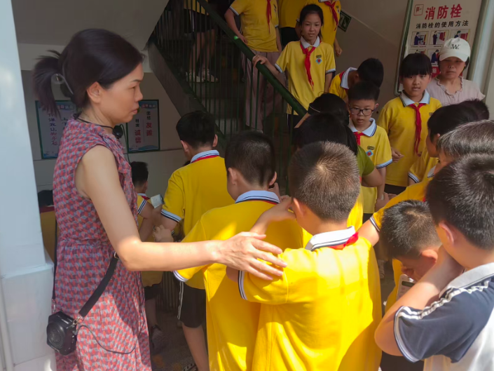 【耒阳站】实验小学：四分钟，3400余名师生的“生命时速”应急演练