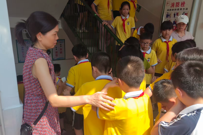 【耒阳站】实验小学：四分钟，3400余名师生的“生命时速”应急演练