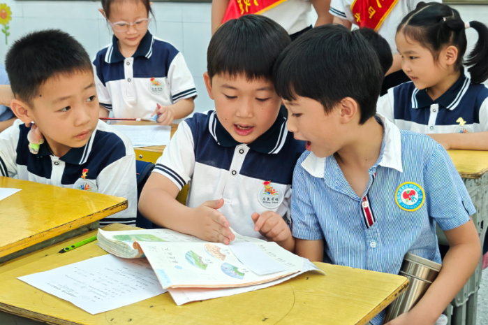 【资阳站】马良学校：大手拉小手，探秘“小学第一天”