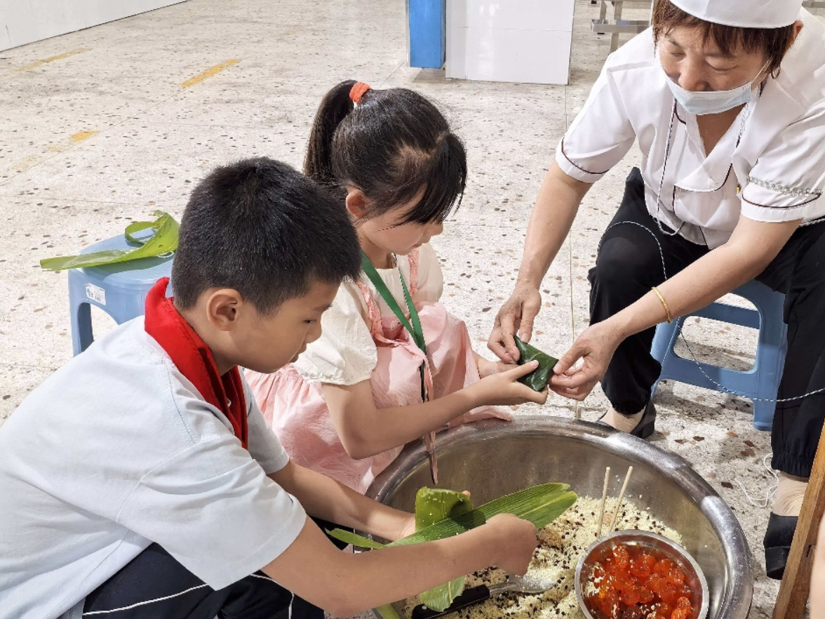 【耒阳站】实验中学铁路园分校：巧手包粽迎端午 真情相伴暖童心