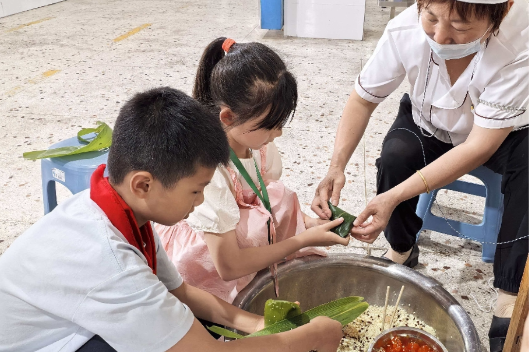 【耒阳站】实验中学铁路园分校：巧手包粽迎端午 真情相伴暖童心