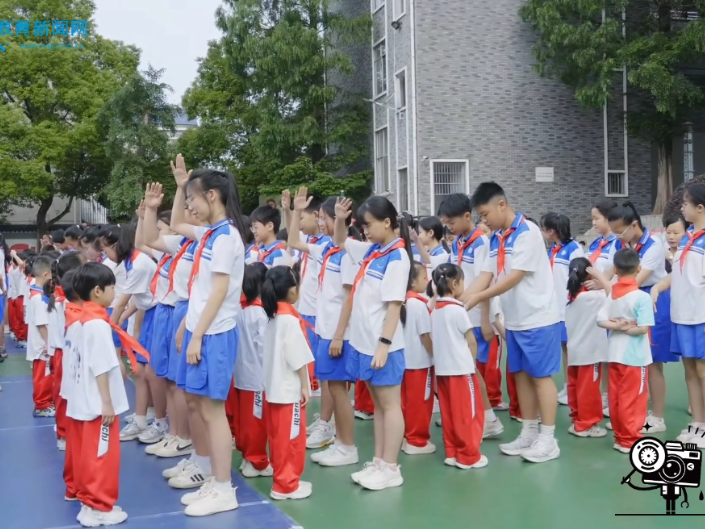 【芷江站】荷花池小学：开展“高举队旗跟党走 做新时代好少年”主题活动（小记者 唐宁梓 指导教师 洪海龙 毛丽丽）