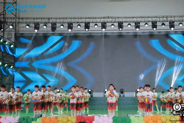 【衡阳县站】实验学校：小舞台承载大快乐 艺风采欢度六一（小记者 邓佳馨 指导教师 何雨欣）