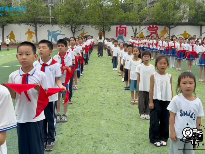 【冷水滩站】翠竹园小学举行“高举队旗跟党走，做新时代好少年”2026年新队员入队仪式（小记者 黄琳晴 指导教师 刘诗瑶 罗群群）