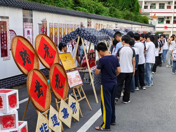 【祁东站】踏虎凿花非遗集市开市！永昌街道中心学校以劳育美传承非遗文化