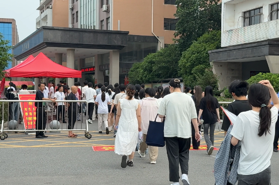 【衡阳县站】江山学校：14498名学长学姐沉浸式感受“大考”心跳