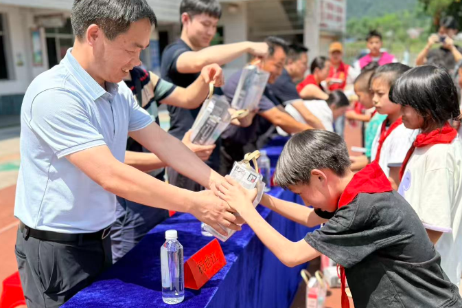 【新晃站】扶罗镇中心小学：家校社聚力护苗 守牢平安圆梦同行