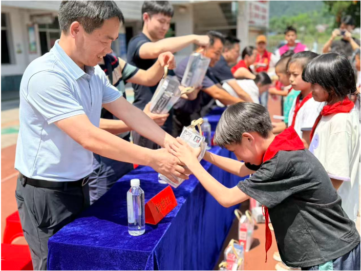 【新晃站】扶罗镇中心小学：家校社聚力护苗 守牢平安圆梦同行