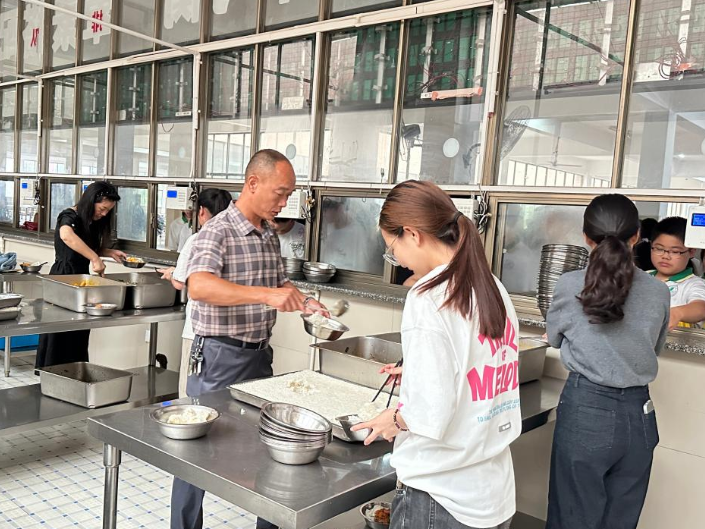 【衡阳县站】江山学校：食堂窗口多了一群最熟悉的人，老师暖心“上岗”