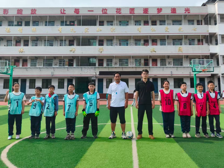 【耒阳站】彭桥完小：绿茵驰骋少年强，轻伤不退显担当