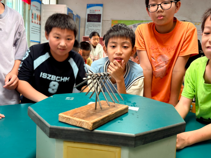 【新晃站】米贝苗族乡学校：实验室探奥秘，操场竞飞翔