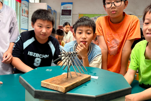 【新晃站】米贝苗族乡学校：实验室探奥秘，操场竞飞翔