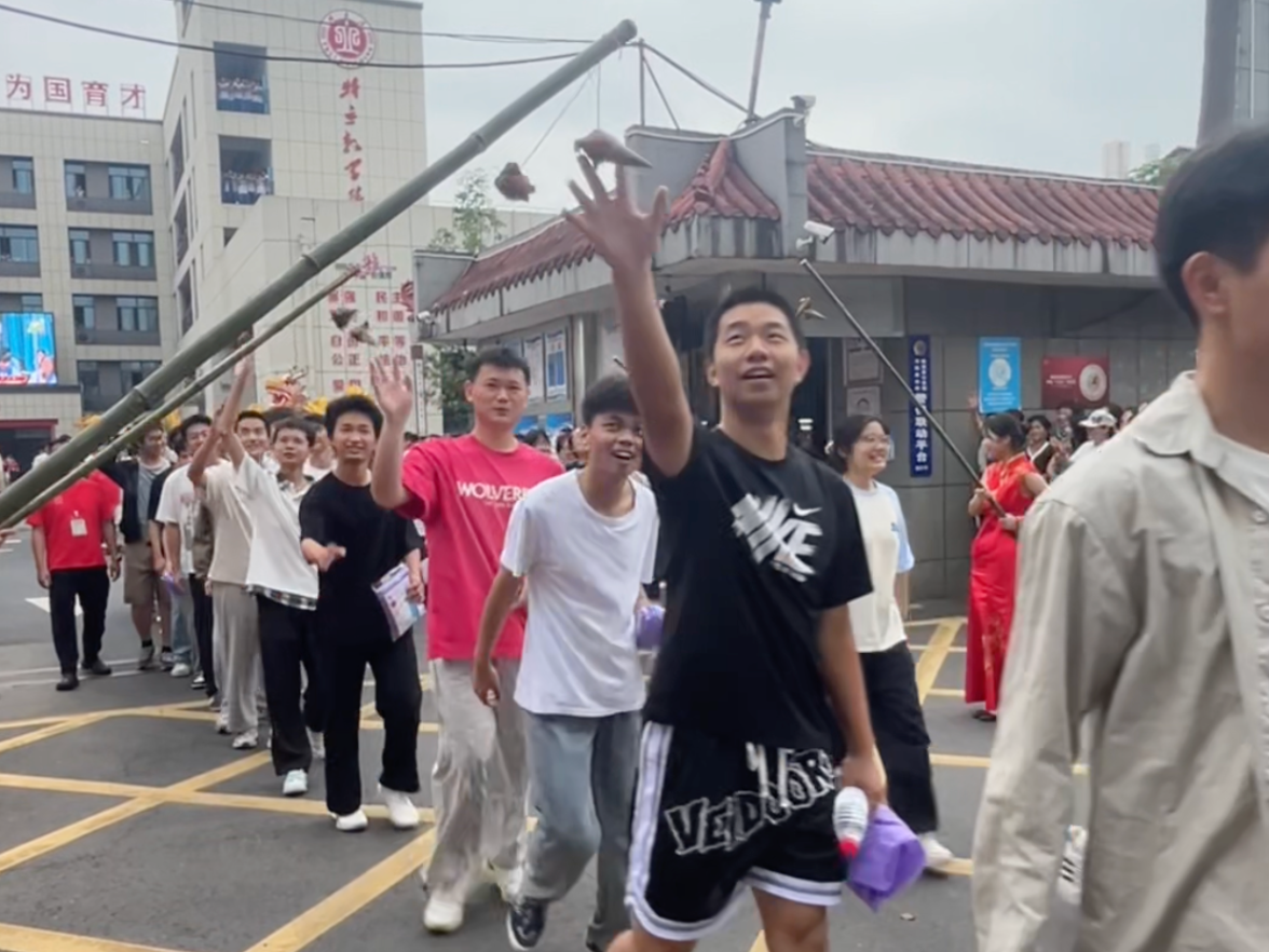 6月7日高考首日，桃源二中高一学子们持横幅列队，双龙锣鼓送考，顶粽而过，必定“高粽”。预祝所有考生顺利高粽，圆梦考场！