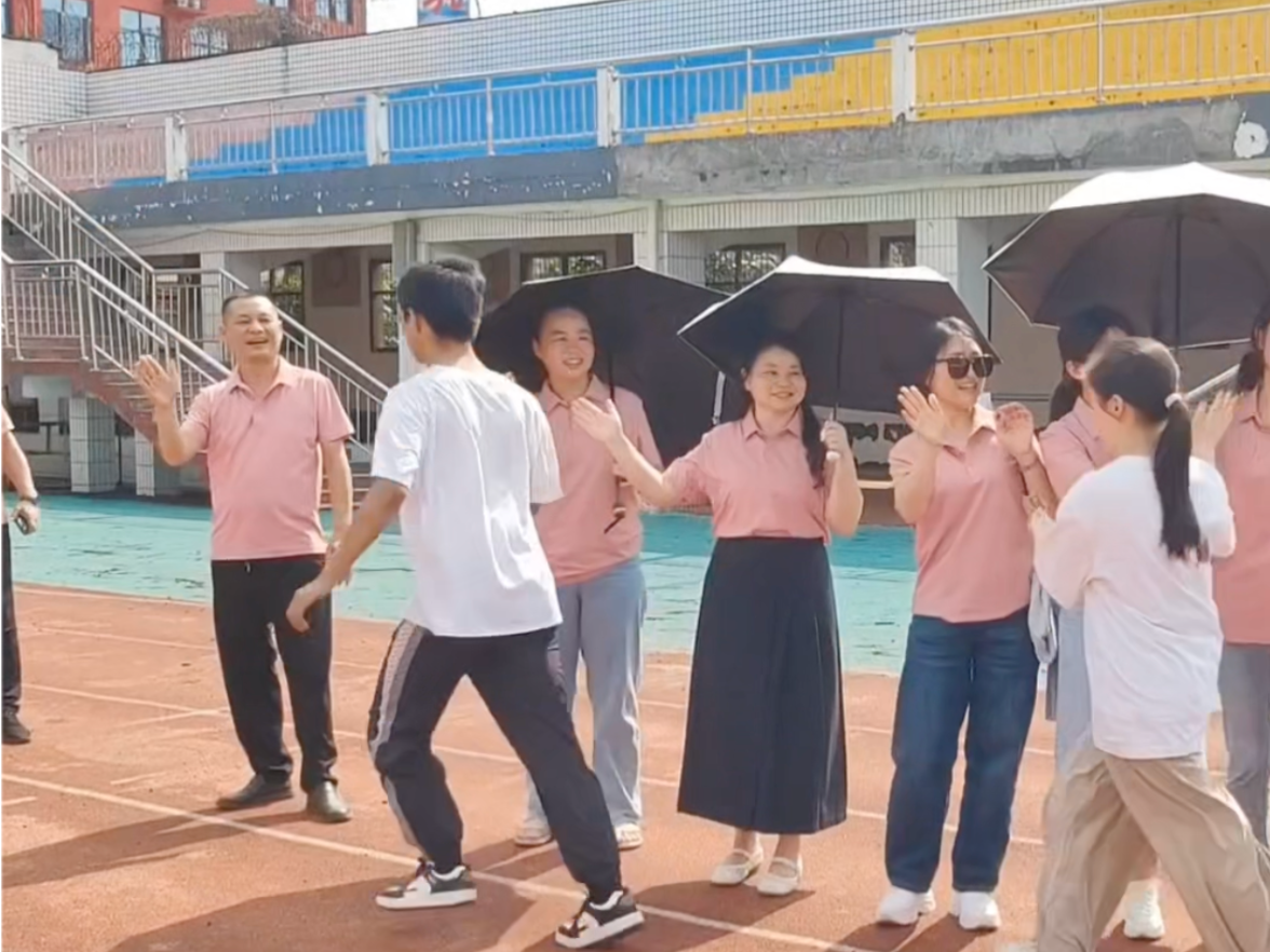 掌心跳动着祝福，声声击掌传递力量。汨罗三中送考现场，师生夹道相送。最动人的一幕：一位同学背着脚受伤的伙伴，稳稳奔向老师，三人击掌，同心同行。这份情谊，比分数更珍贵；这份团结，已是高考最美的答案。
