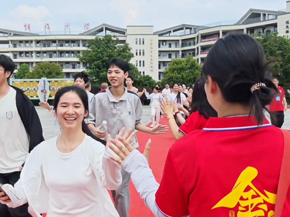 直击新晃恒雅中学送考现场：红毯铺就凌云路，千声祝福送出征