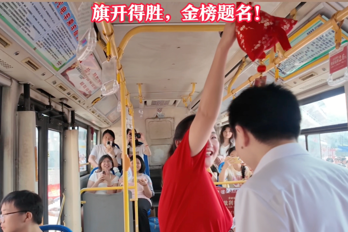 金鼓铿锵助威，雄狮起舞壮行，祥龙腾飞启运，邵东七中愿全体高三学子考场提笔从容、落笔生花，旗开得胜，金榜题名！