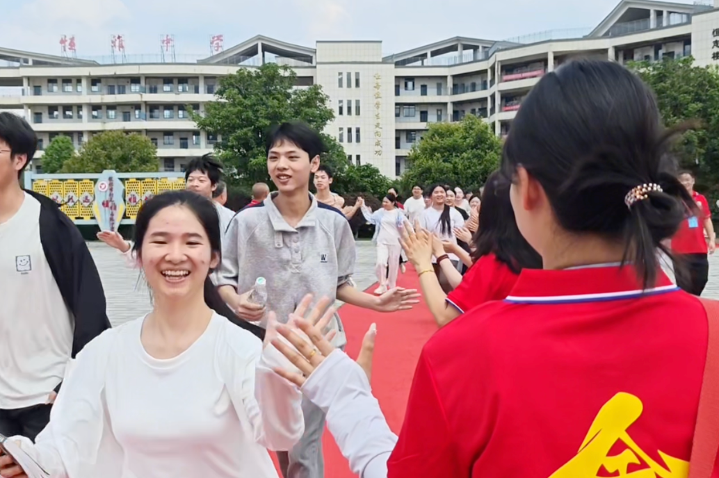 直击新晃恒雅中学送考现场：红毯铺就凌云路，千声祝福送出征