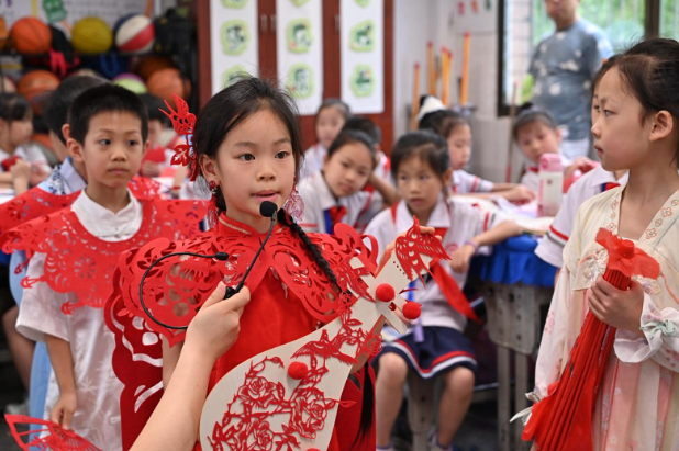 【石鼓区站】一纸中国红，千里湘疆情，都司街小学开展湘疆双师课堂非遗剪纸联合教研活动