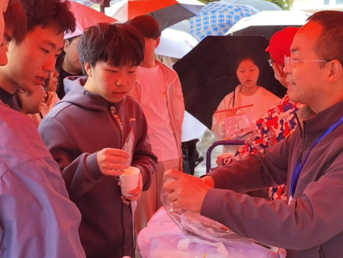 雨中送暖！五百套物资 + 暖心姜汤，吉首温情护航高考路！