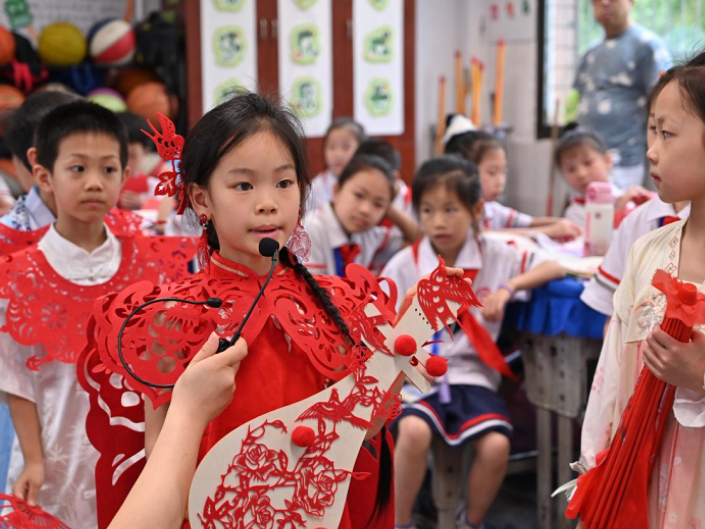 【石鼓区站】一纸中国红，千里湘疆情，都司街小学开展湘疆双师课堂非遗剪纸联合教研活动