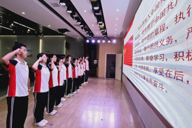 【衡东县站】团徽闪耀映初心，誓言铿锵启新程——杨山实验学校举行2026年新团员入团仪式