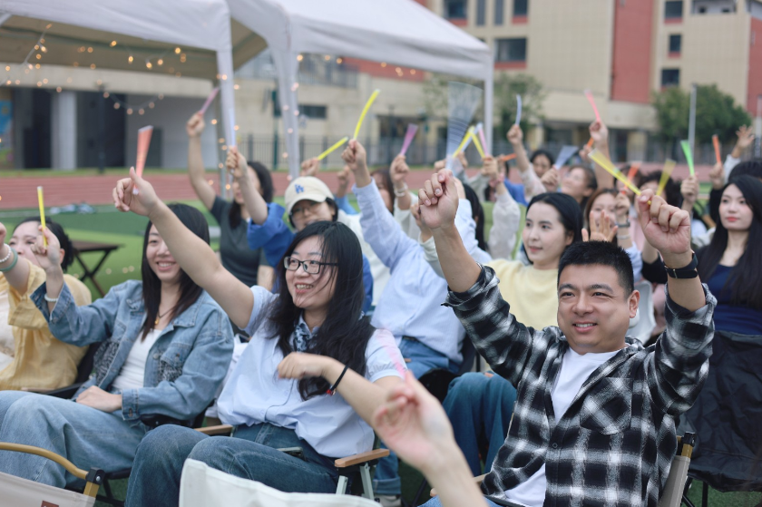 把节日“还给”老师！长沙市天心区湘府英才益清小学星光帐篷音乐节温暖教师节
