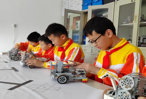 湘阴县滨湖学校：小小机器人  玩出“大名堂”
