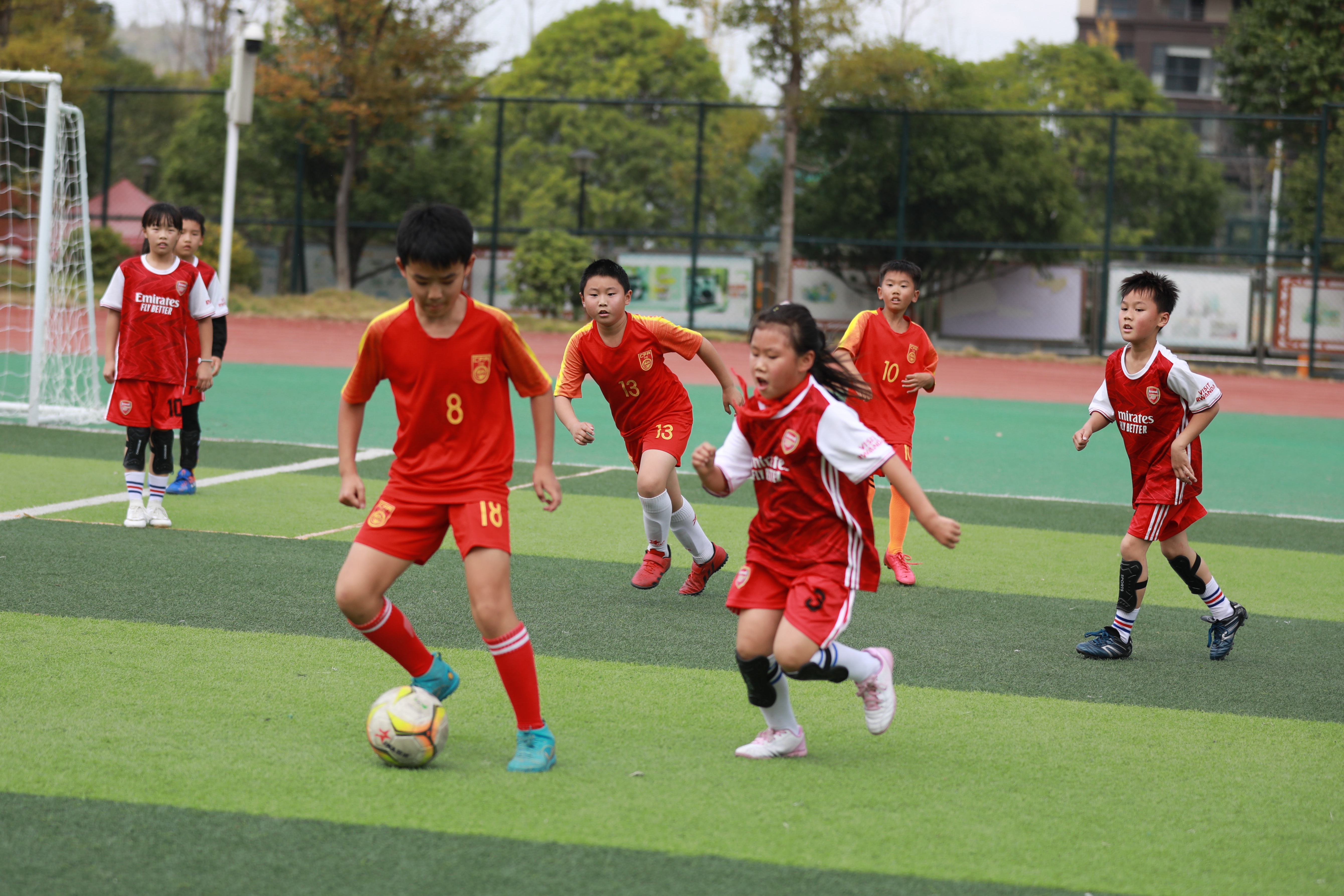 2022年11月11日，同学们在参加溶江小学第二届校园足球联赛。.jpg