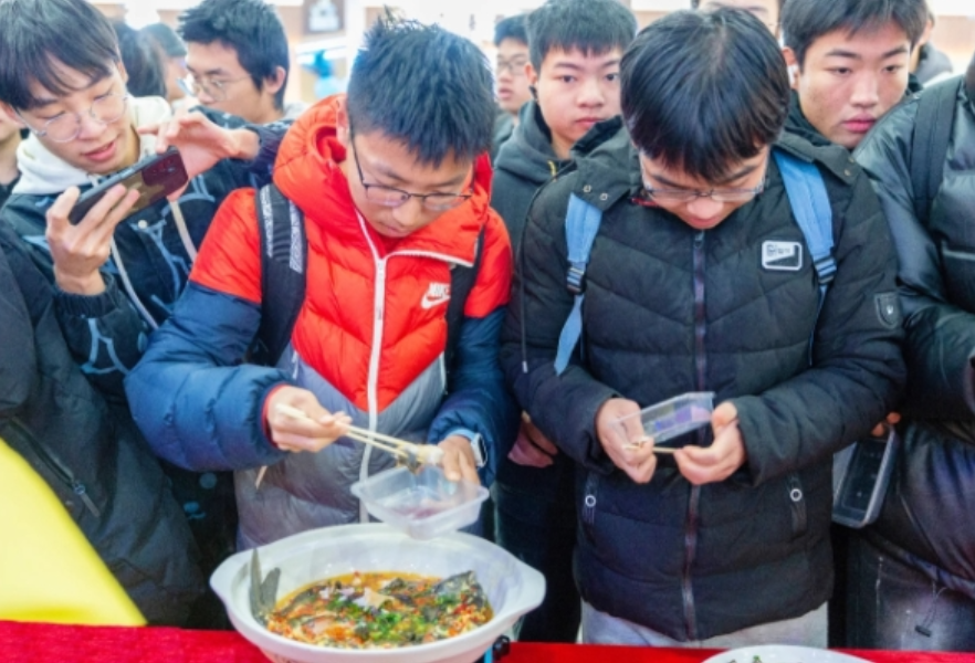 为考研学子加油鼓劲，湖科大请万名学生吃全鱼宴