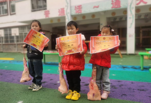 武陵源区索溪中心幼儿园：举行自理能力比赛 奖品是猪蹄、大鱼、猪肉