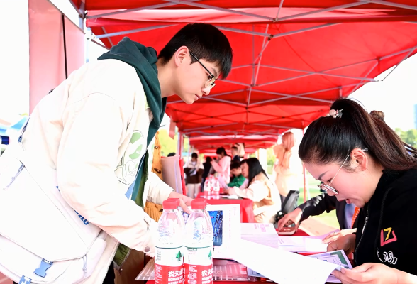湖南城市学院：举办综合双选会，提供五千余个岗位