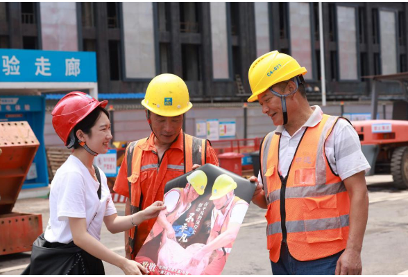 长沙理工大学：学子进工地开展暑期实践致敬“最美建设者”