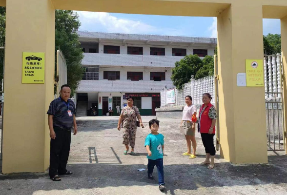 新邵大新镇栗滩完全小学：暖心“护学岗”当好孩子们的“守护神”