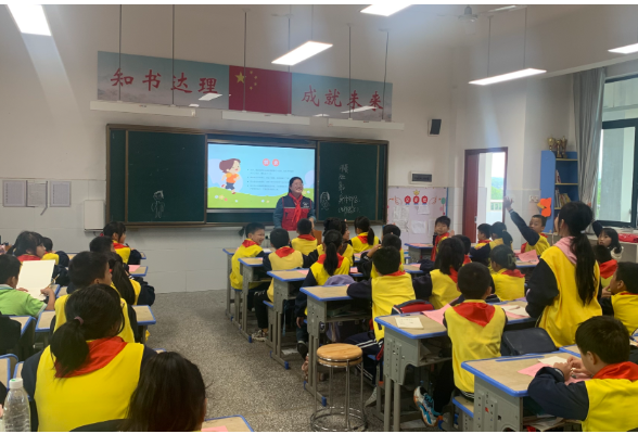 【雨湖区站】区鹤岭镇中心卫生院送课到湘锰小学