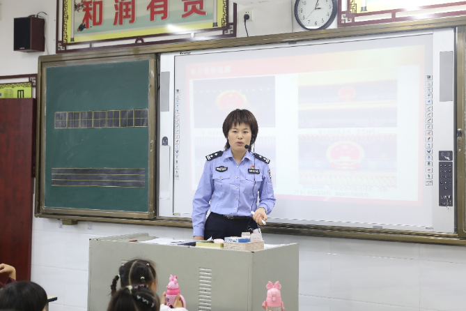 会同城北学校：警察妈妈进课堂讲爱国故事