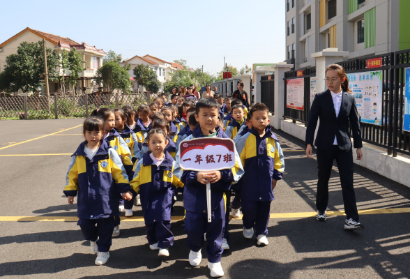 【鼎城区站】红云学校：举行一年级班级常规“大阅兵”