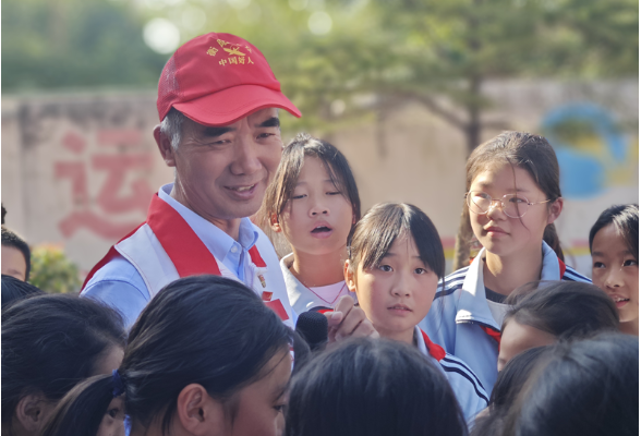 哇，您真是个英雄！“中国好人”王永红走进衡阳市石鼓区三星小学