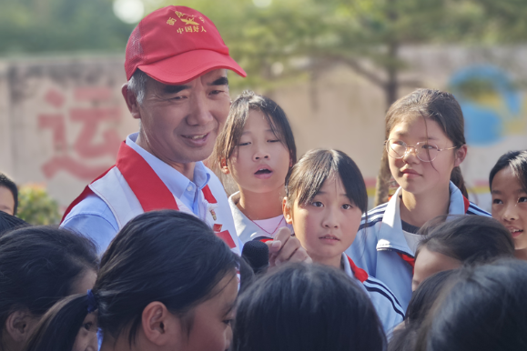 哇，您真是个英雄！“中国好人”王永红走进衡阳市石鼓区三星小学