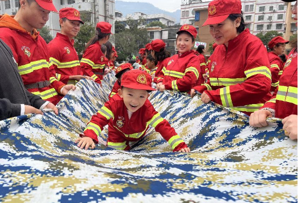 保靖县教育幼儿园亲子游戏上活消防安全教育大课堂