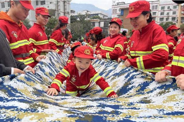 保靖县教育幼儿园亲子游戏上活消防安全教育大课堂